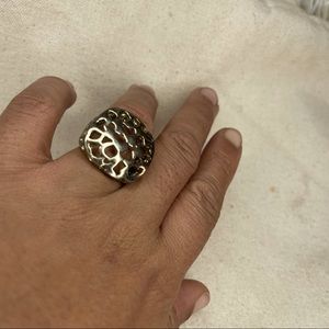 GOLD/BRASS STRETCH RING WIH CUT OUTS